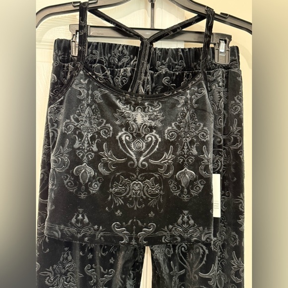 BEHOND YOGA Slim Racerback Cropped Tank + Beyond Yoga
Best Dressed Pant Sz Small - Picture 9 of 15